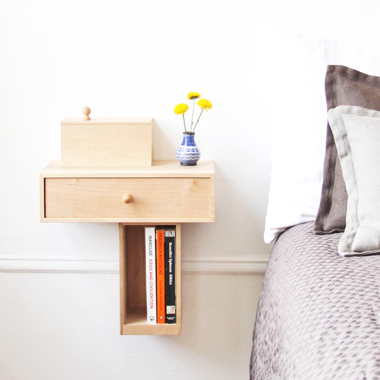 Pelle's Bedside Console