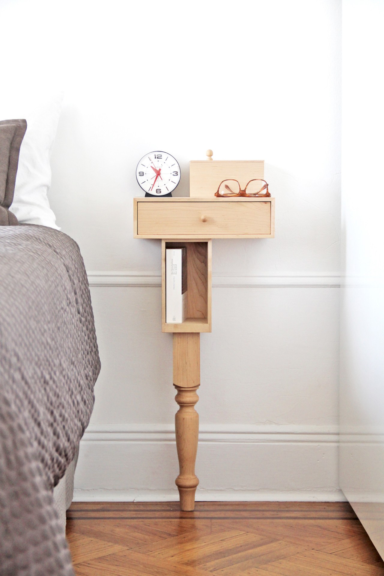 Pelle's Standing Bedside Console